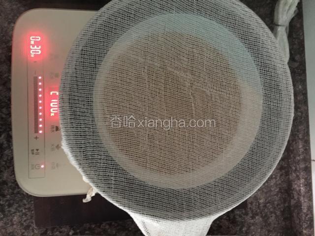 煲里的水烧开后把盘子放进去，上面最好放一块干净的布，这样可以吸收蒸气水，防止蒸气水滴下去影响马拉糕的外型，大火蒸30分钟可以关火。