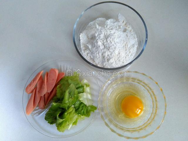 生菜洗净撕成小块，火腿肠切块，鸡蛋去壳
