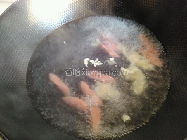水滚后，用勺子挖出面糊下至水中