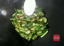 蚕豆炒蒜苗的做法图解8