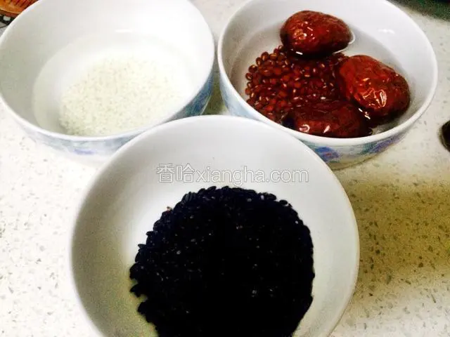把米和豆子大枣洗干净，红豆和糯米浸泡一天一宿（怎么也要3个小时）