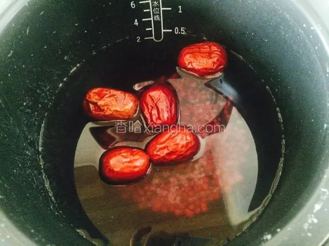 把米和枣洗干净，放在锅里，加清水到0.5刻度。按功能键煮粥，我家电饭煲是1.5小时。