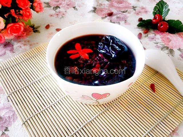 用枸杞点缀一下，开吃吧，我喜欢吃粘稠一点的。