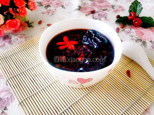 用枸杞点缀一下，开吃吧，我喜欢吃粘稠一点的。