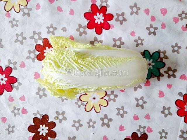 准备好食材：白菜。