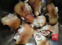 猪脚莲藕汤的做法图解4