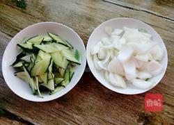 洋葱黄瓜炒鸡蛋的做法图解2