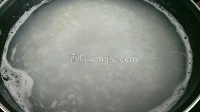 锅里放水，水开放入剩下的米饭搅匀熬