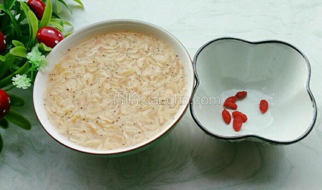 虾皮用水泡，枸杞准备好
