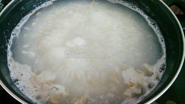 粥熬15分钟加入洗干净的虾皮熬5分钟
