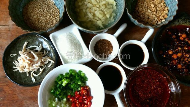 调料比较多：花生碎用原味炒花生碾碎，白芝麻焙香，切些葱花、小米椒碎，准备些辣椒油，用蒜茸加冷开水泡些蒜水。