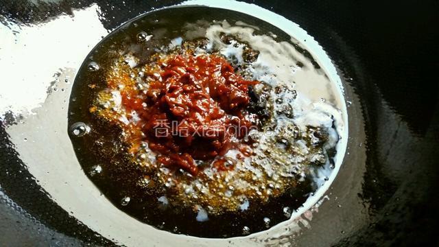 其中有一味辣酱要自己做，用菜籽油小火炒香适量的郫县豆和剁碎的豆豉。