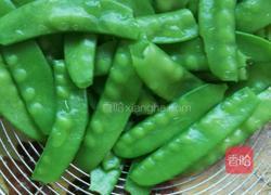 荷兰豆炒腊味的做法图解1