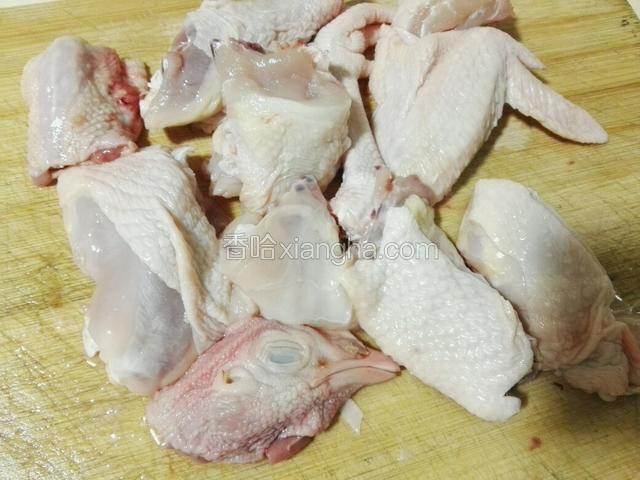 鸡洗干净，剁成块