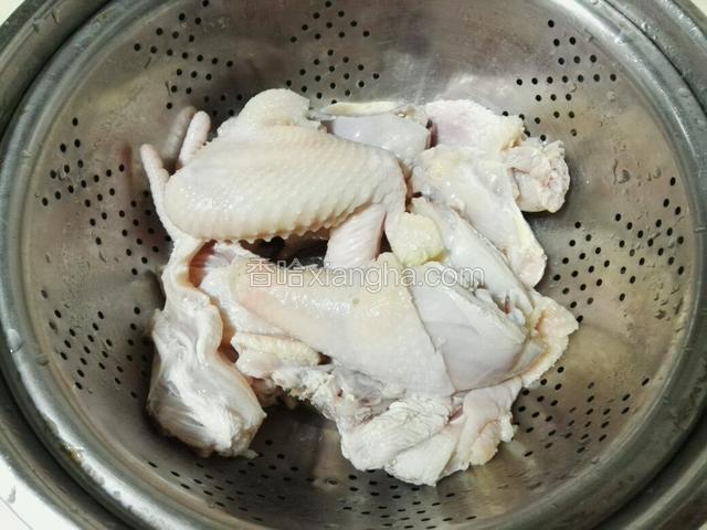 飞水，洗干净沥干备用