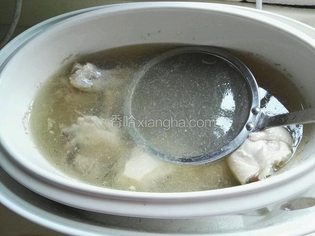 用滤油勺过滤浮沫和油