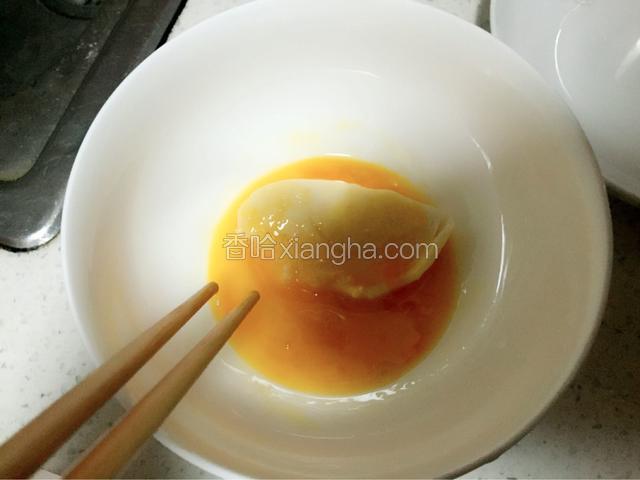 馒头片放入鸡蛋液中，正反蘸均匀。
