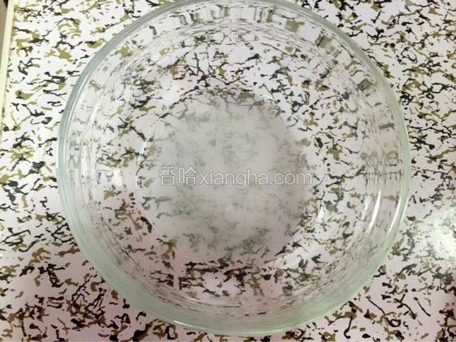 准备一小撮食用碱，用温水化开备用。