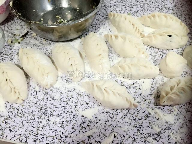 放入适量馅料，包成麦穗包子。