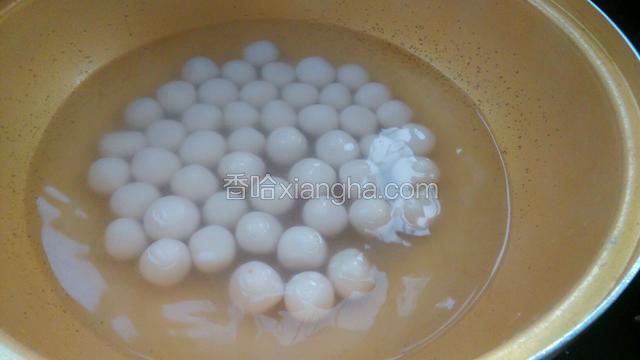 下圆子锅摇动几下别让它粘锅了