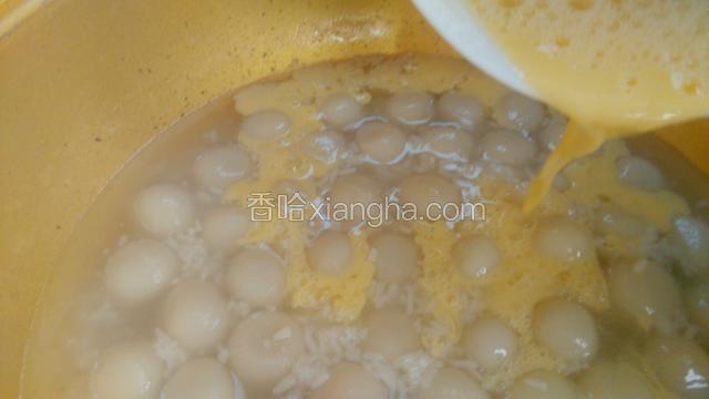 关火，慢慢的倒入鸡蛋液