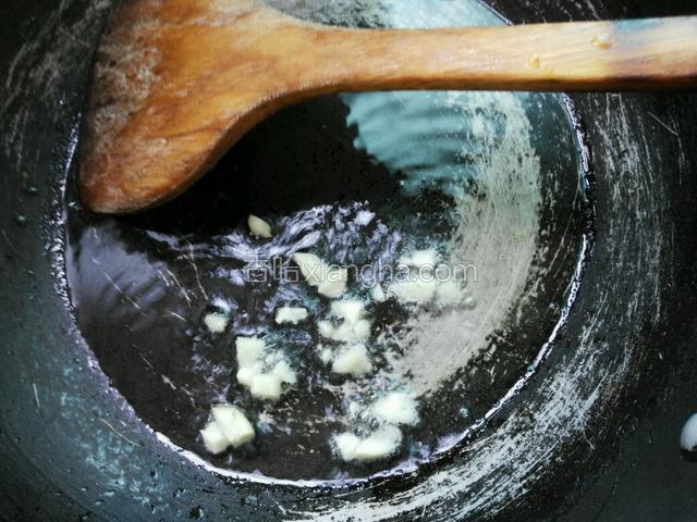 锅里热油，爆香蒜末