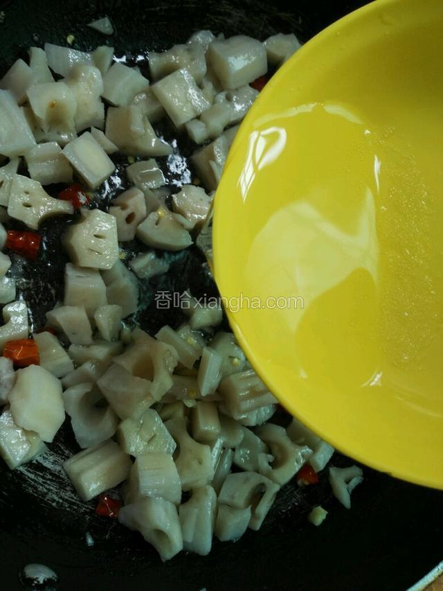 倒入调好的料汁，辣椒，继续翻炒