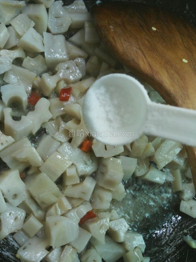 加入适量盐、鸡精调味