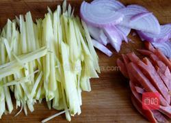 火腿炒土豆洋葱的做法图解1