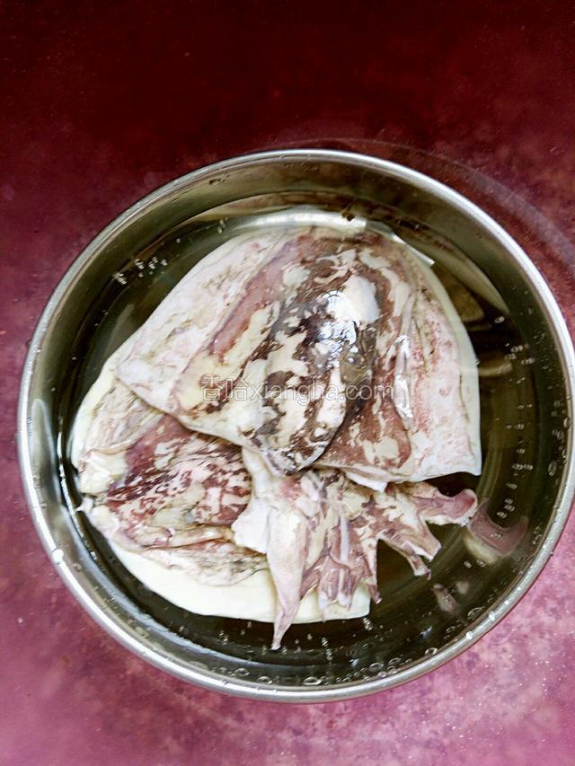 墨鱼干提前泡好（泡8-12小时）
