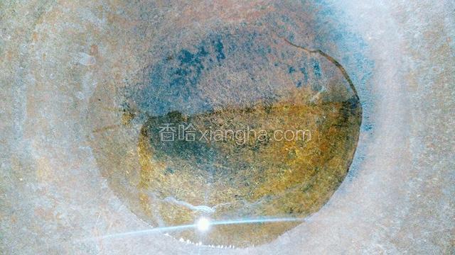 锅里放适量油烧开