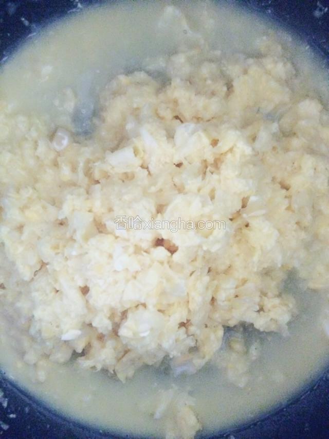 用搅拌机打碎，或者料理机打碎，放入盆中备用
