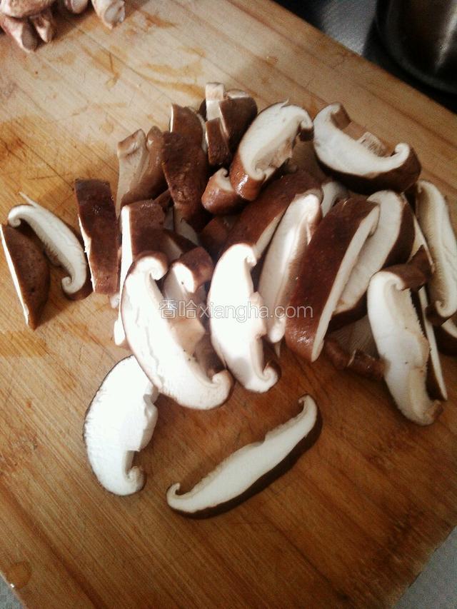 香菇去梗，然后切五毫米片，放入盐，五香粉，生抽腌制半小时，挤出水分
