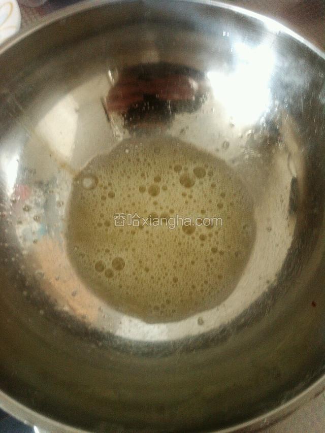 碗里打一个鸡蛋，搅拌均匀