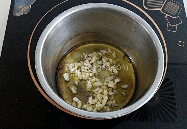 准备一个小锅，油热后先放入大蒜末爆香