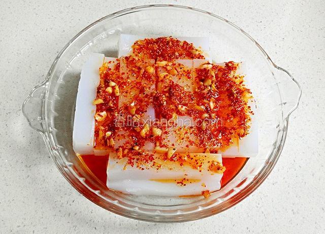 将油泼辣椒均匀的浇在凉粉上面