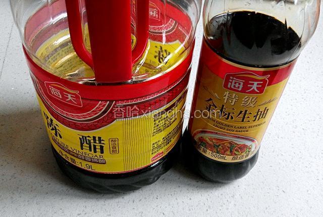 准备老陈醋、生抽，我用的闺女吃饭的勺子，常规大小，6勺陈醋，4勺生抽