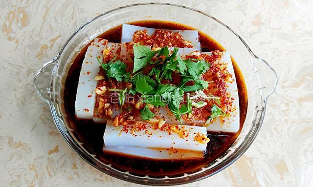 将调好的醋汁从盘子两旁倒入盘中，撒上香菜段即可食用。