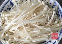 金针菇炒肉的做法图解2