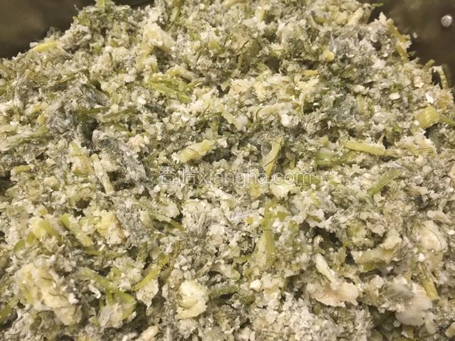 蒸熟的茴香苗拨烂子用筷子划散。（这时的茴香苗拨烂子你拿手抓着吃也挺香的）