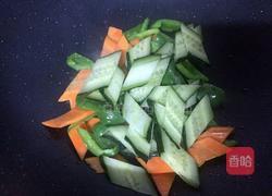 青椒黄瓜炒肉的做法图解6