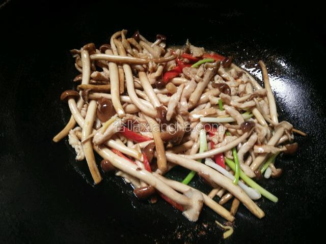 沿锅边加入一勺生抽，下少许盐，加红椒葱段炒匀