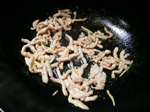 热锅凉油，下姜丝爆香，加入好味的肉丝炒至变色添起备用