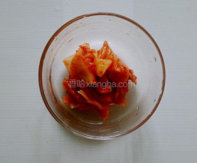 泡菜切块备用。