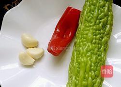 清炒苦瓜的做法图解1