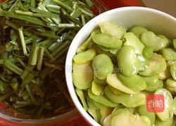 韭菜炒蚕豆的做法图解1