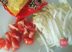 番茄鸡蛋炒方便面的做法图解1