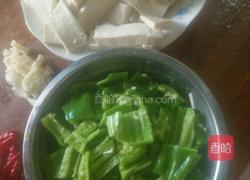 青椒豆腐的做法图解1