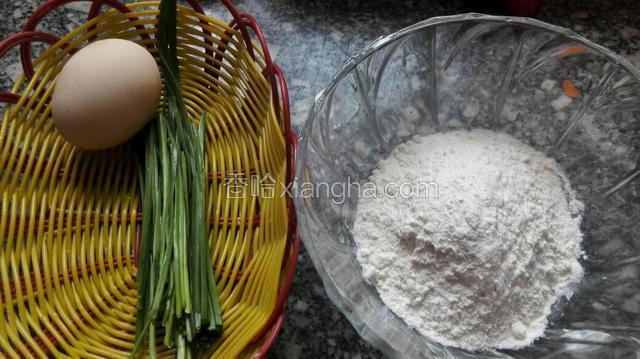将面粉鸡蛋韭菜食材准备好