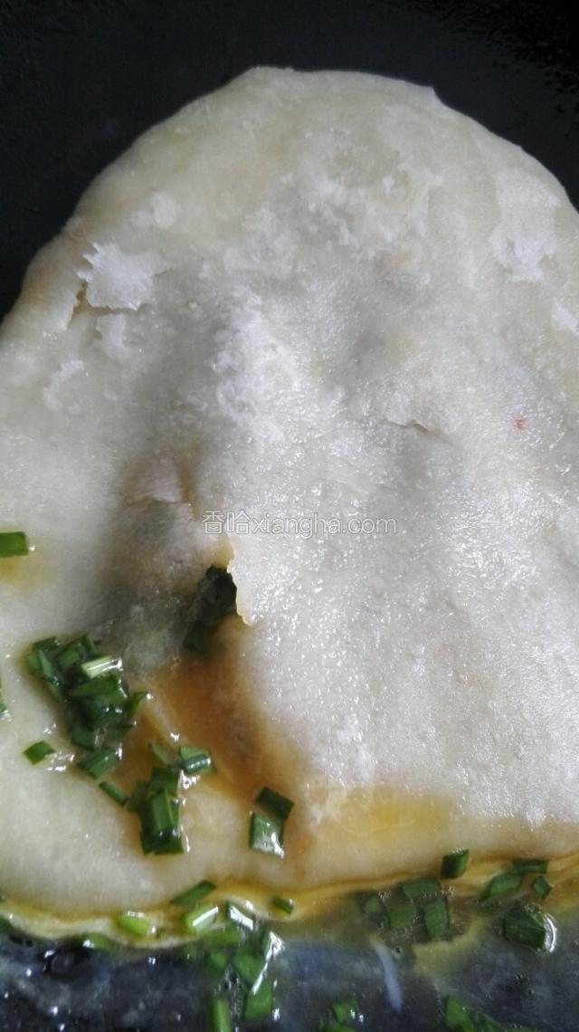 倒入鸡蛋韭菜液，晃动饼，使里面蛋液均匀。